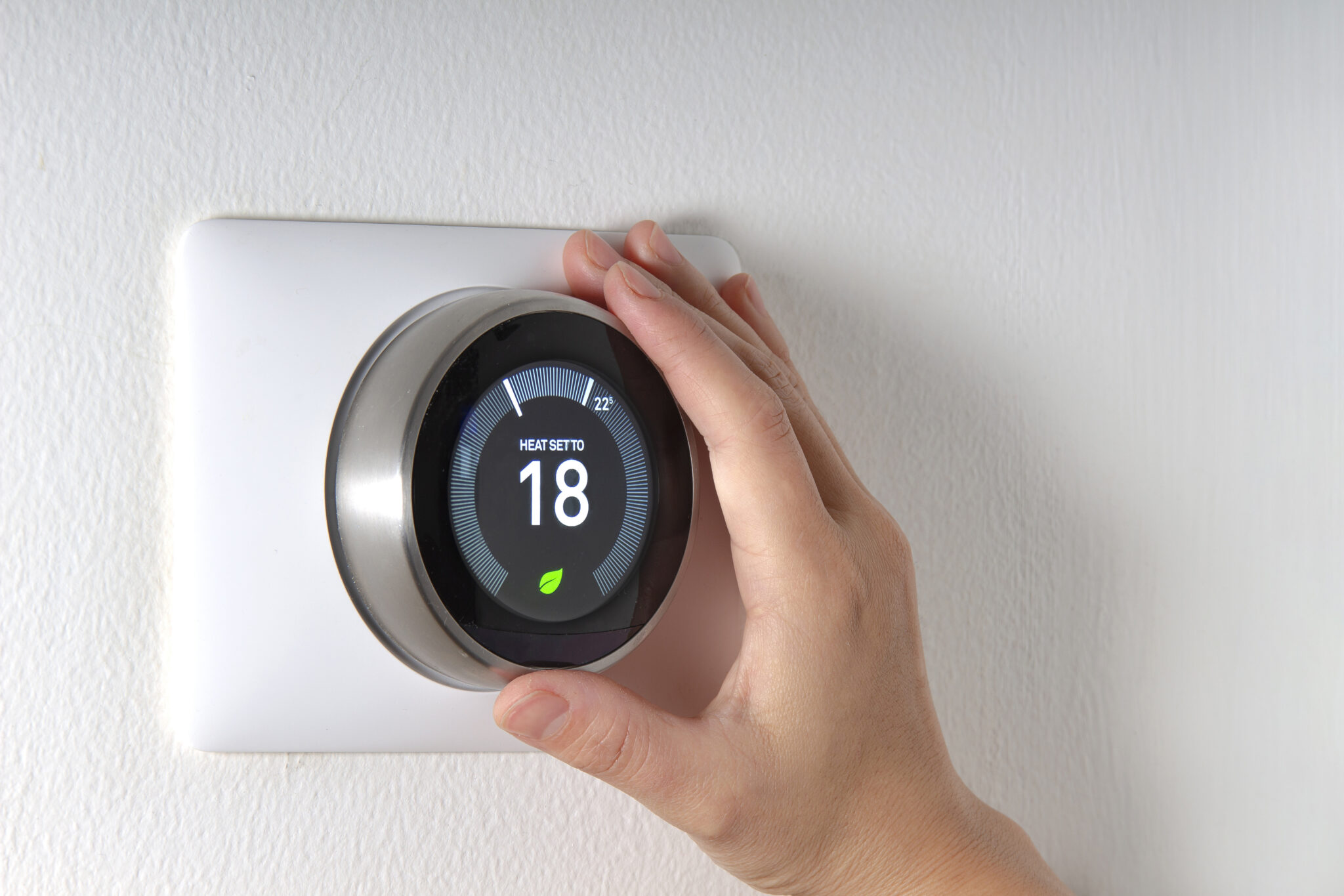 Smart thermostat used in higher education to optimize energy efficiency and maintain comfortable learning environments, monitored through Cylera’s IoT device discovery platform.